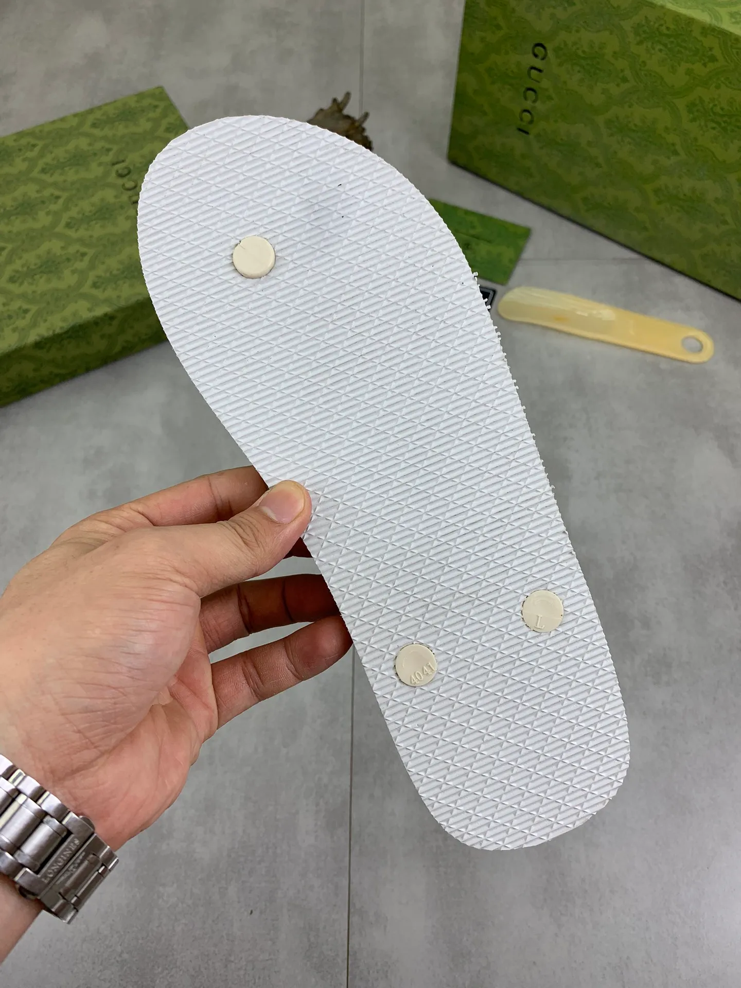 Men's men's shoes 💰P220💰【New style】🆘【GUCCI】Official website's popular Gucci adult couple 🧑‍🤝‍🧑 style, children's flip-flops are on sale at the counter simultaneously! Original fabric imported from Italy. Original bottom provided by the original factory. Size: Adult 36-45. Children’s size: 30-37. Multiple colors available.